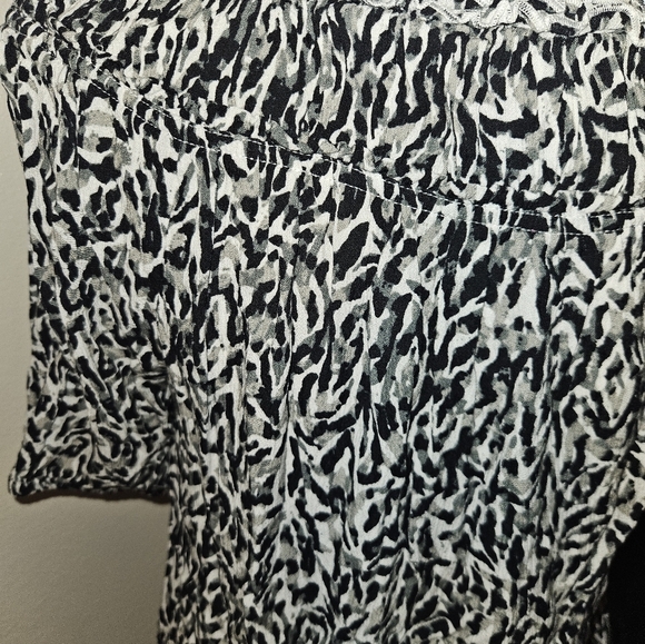 Womans Short Sleeve Button Down Blouse - Picture 9 of 10